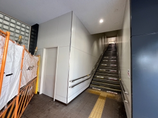 中百舌鳥駅：南海線から地下駐車場へ続く階段（2024年3月）