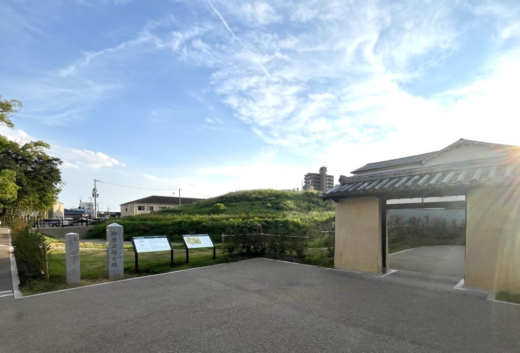 御廟表塚古墳の解説看板と石碑